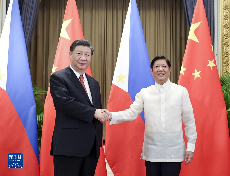 菲律賓總統小馬可仕（右）上台不久曾訪問北應，一度與中國關係交好，吼因南海衝突轉壞。圖／新華社