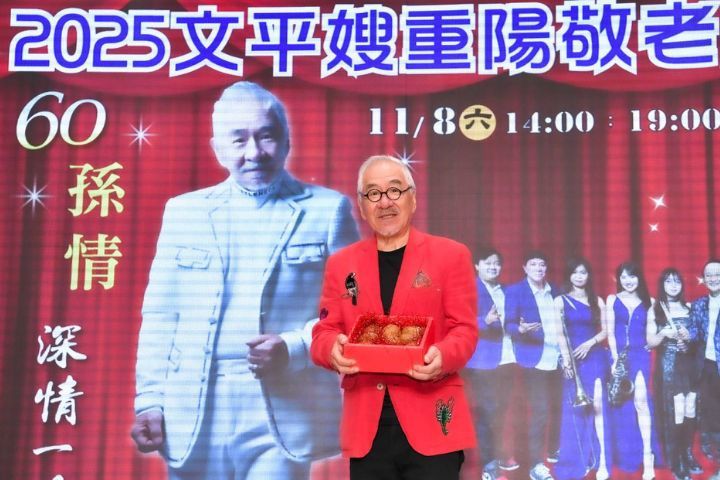 孫情深情演唱〈淚的小花〉、〈又是細雨〉與〈永恆的回憶〉，歌聲依舊厚實感人，喚起現場觀眾滿滿回憶。圖/記者陳素貞攝