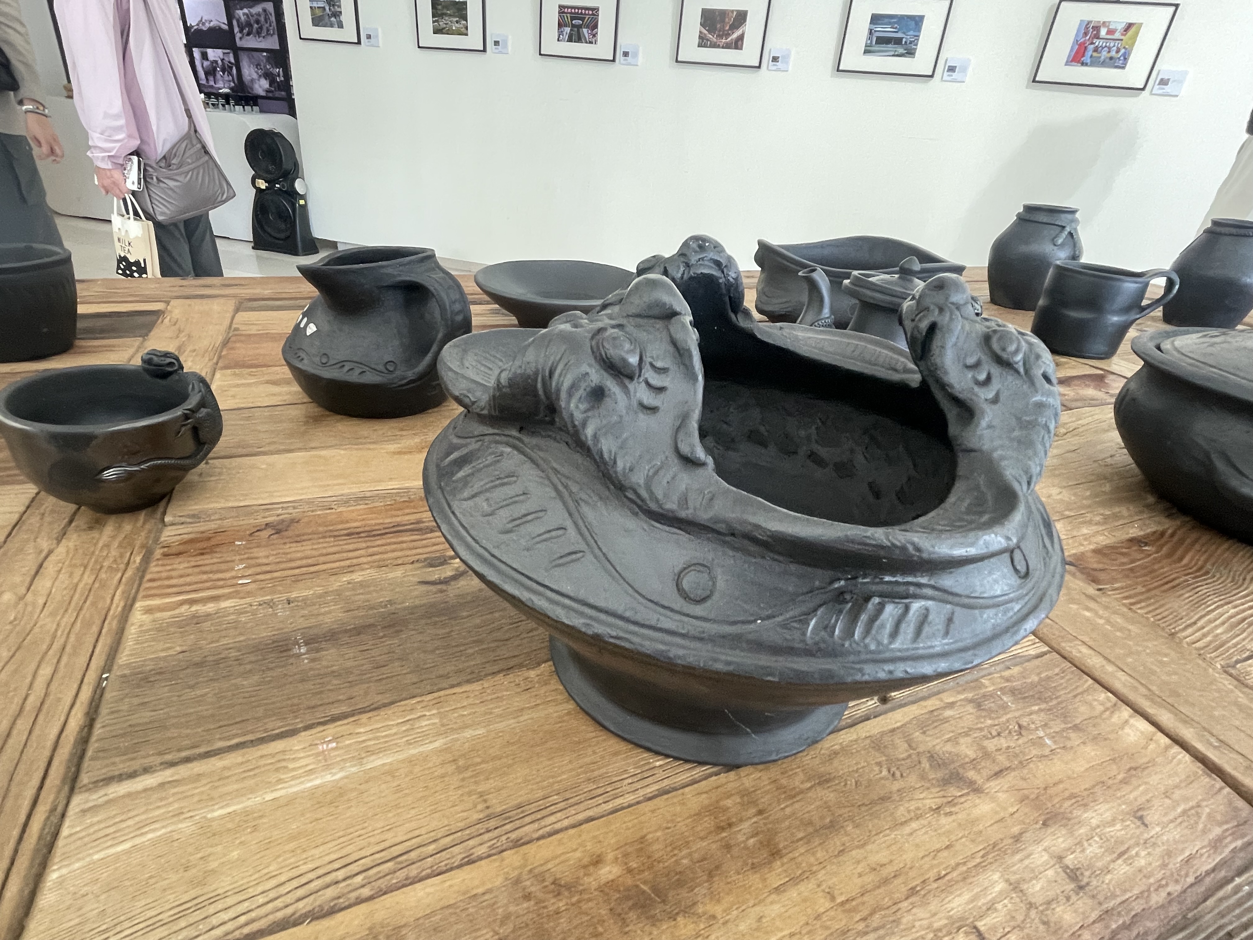 本次展覽特別邀請雲南尼西黑陶非物質文化遺產傳承人拉茸肖巴參與展出。圖/記者洪子苓攝