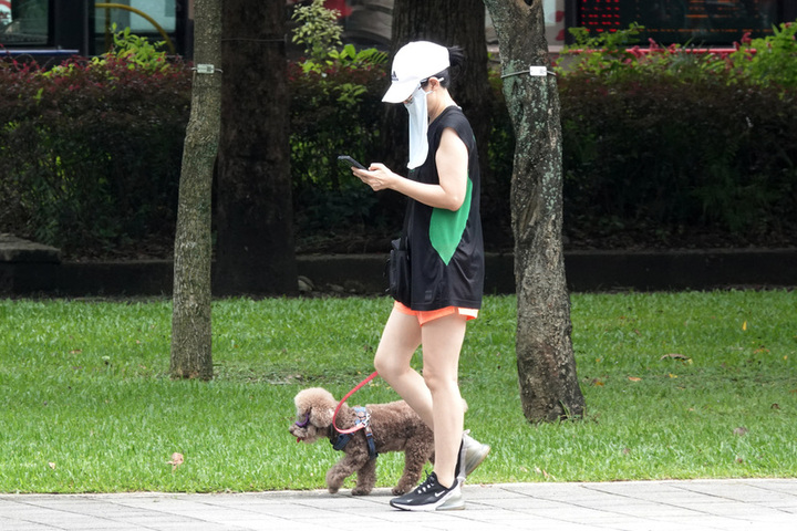 又悶又熱各地高溫上看36度　周末前南部整天不定時降雨