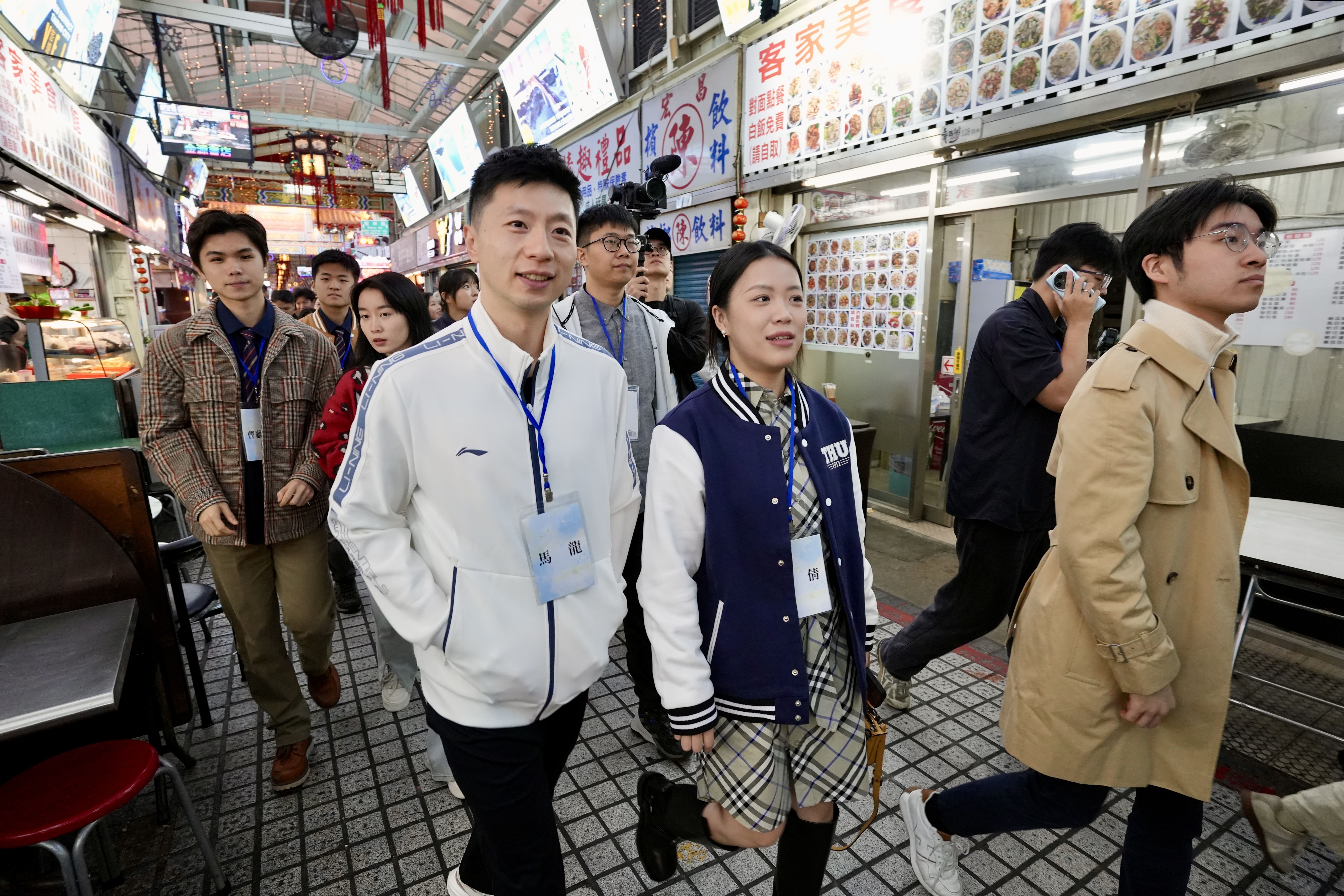 日前馬英九基金會邀奧運金牌桌球選手馬龍（前左1）等40名大陸師生來台交流。圖／馬英九辦公室提供