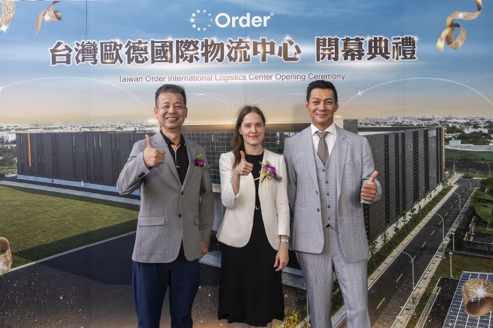 台德攜手見證國際物流中心啟用，歐德集團董事長陳國都（左一）、德經處處長蘭依樺博士（中）與主持人聶雲(右)開心合影。圖/歐德集團提供