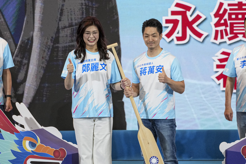 725當天蔣萬安先參加國民黨第22屆第2次全國代表大會，與主席鄭麗文（左）持槳象徵划向未來。圖／中央社
