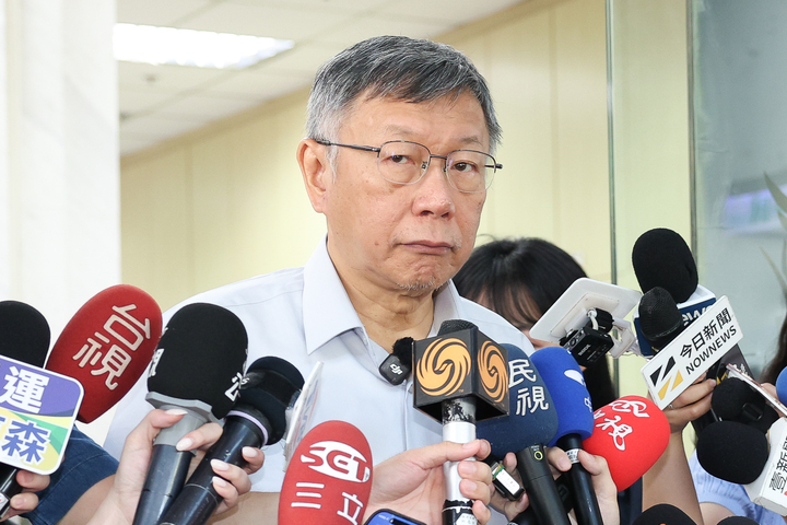 火力全開！柯文哲先酸「我怎能跟賴清德乾爹吳乃仁」比　再秀萊爾校長貼紙 