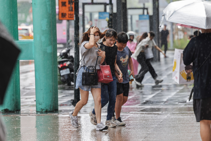 各地高溫悶熱　午後西部山區防局部大雷雨