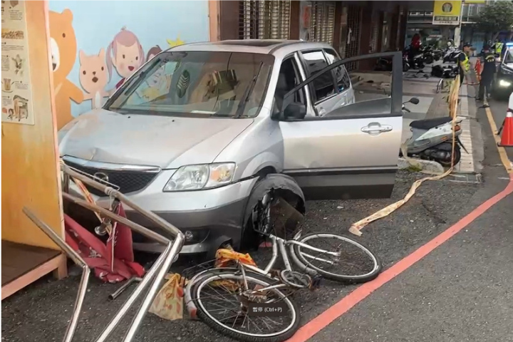 台南市玉井區20日傍晚發生廂型車疑暴衝失控事故，撞上一對步行經過的夫妻，造成1死1傷，肇事車輛撞倒多輛停在騎樓的機車後再撞上牆，才總算停下。圖/中央社