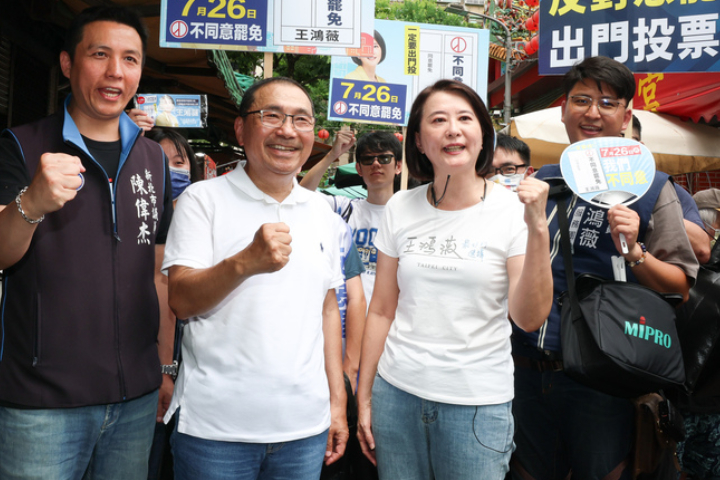 國民黨近日啟動反罷免掃街行動，新北市長侯友宜（左）現身力挺國民黨北市立委王鴻薇（右）。圖/中央社