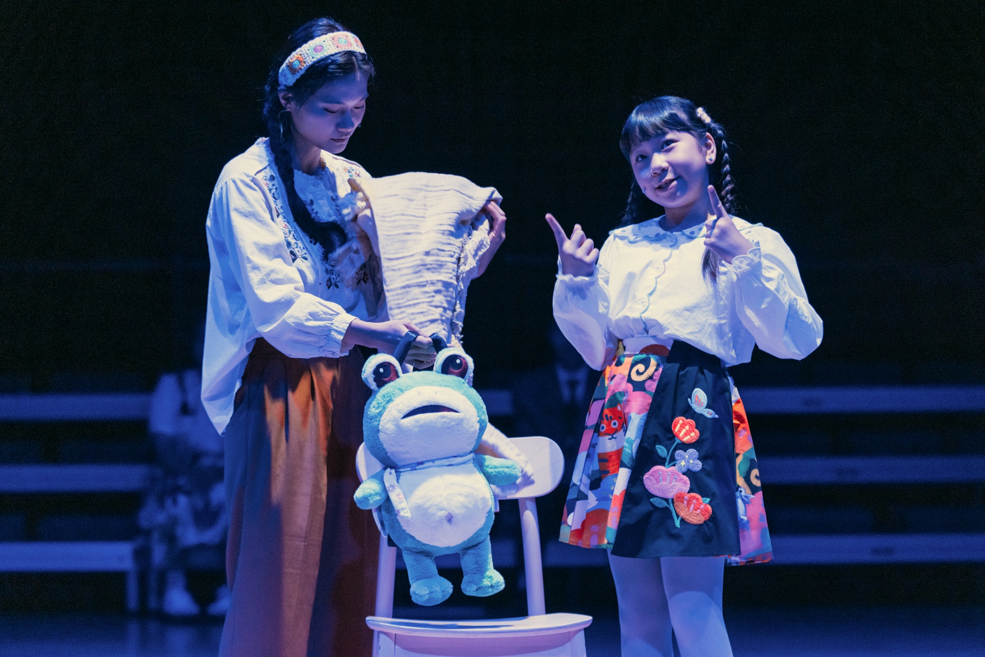2024台北兒童藝術節《等一下下再回家》由胖球（右）飾演主角小寶。圖/台北表演藝術中心提供，攝影：蔡耀徵