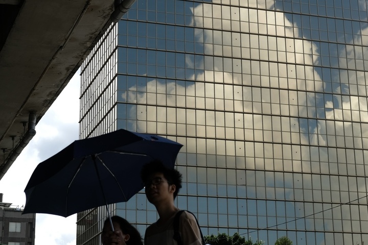 水氣偏多西部東北部防午後大雨　颱風貝碧佳路徑偏北對台影響減小