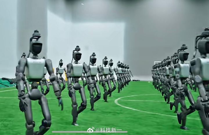 人形機器人運動會開幕，80台人形機器人組成方陣進場。圖/取自科技新一微博