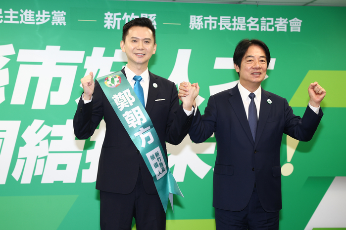 身兼民進黨主席的總統賴清德(右)10日在記者會中為新竹縣長參選人鄭朝方(左)披上競選背帶。圖/中央社