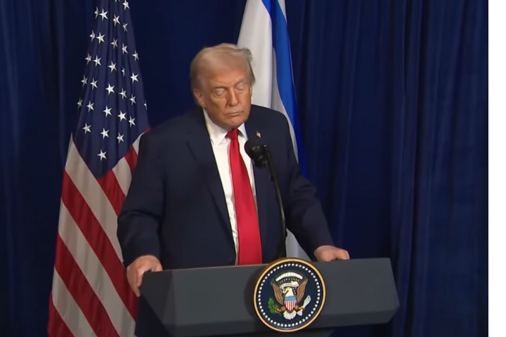 美國總統川普第一時間答覆軍演問題時，先沉思了一下，再開口說「不擔憂」。圖／取自DRM News YT頻道