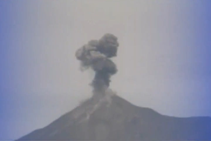 富埃戈火山周日再度噴發。圖/取自TN23 Guatemala官方《YouTube》頻道