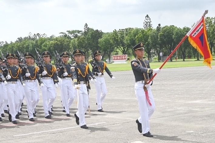 黃埔建軍暨陸軍軍官學校16日舉行101周年校慶，學生隊伍經過司令台前，展現平日訓練成果。圖／記者林瑞益攝