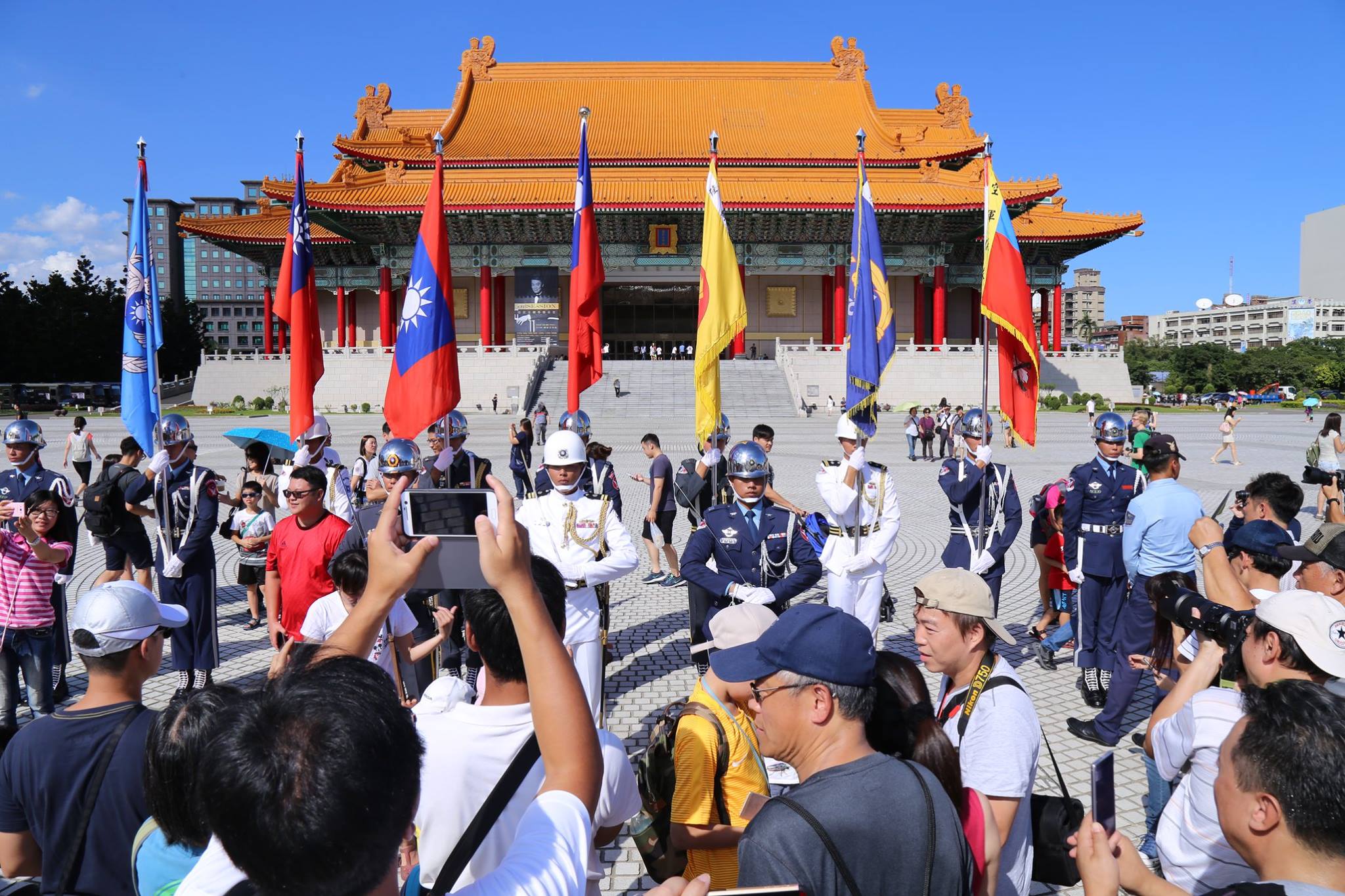 國軍儀隊表演將於7月15日起撤出中正紀念堂將拱銅像大廳，並每天上午9點至下午5點在民主大道進行巡查。圖/取自國防部發言人臉書