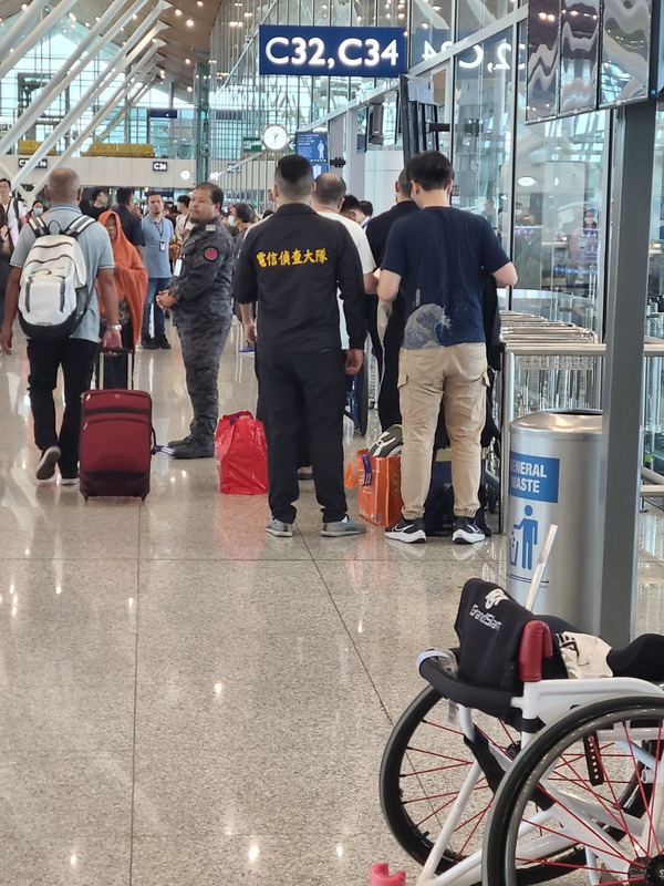  4名意圖在馬來西亞架設電信詐騙機房的台灣通緝犯，7日在吉隆坡國際機場被馬來西亞警方移交刑事局電信偵查大隊幹員押解出境。圖/ 中央社