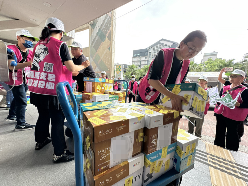 罷免團體搬運大量連署書赴選舉委員會遞件。圖/中央社