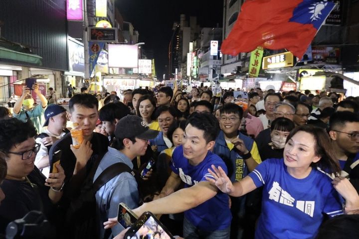 國民黨高雄市長參選人柯志恩（前右）19日晚間與台北市長蔣萬安（前右2）合體赴高雄六合夜市掃街爭取民眾支持，吸引大批人潮聚集。圖/中央社