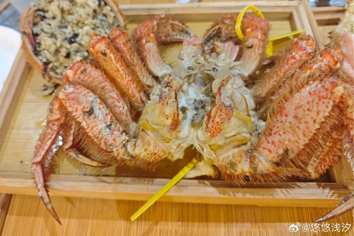 在琿春，帝王蟹多採「一蟹三吃」，餐廳還會搭配俄羅斯蟹黃、魚子醬與海苔，使蟹膏拌飯成為少見的特色料理。圖/取自悠悠淺汐微博