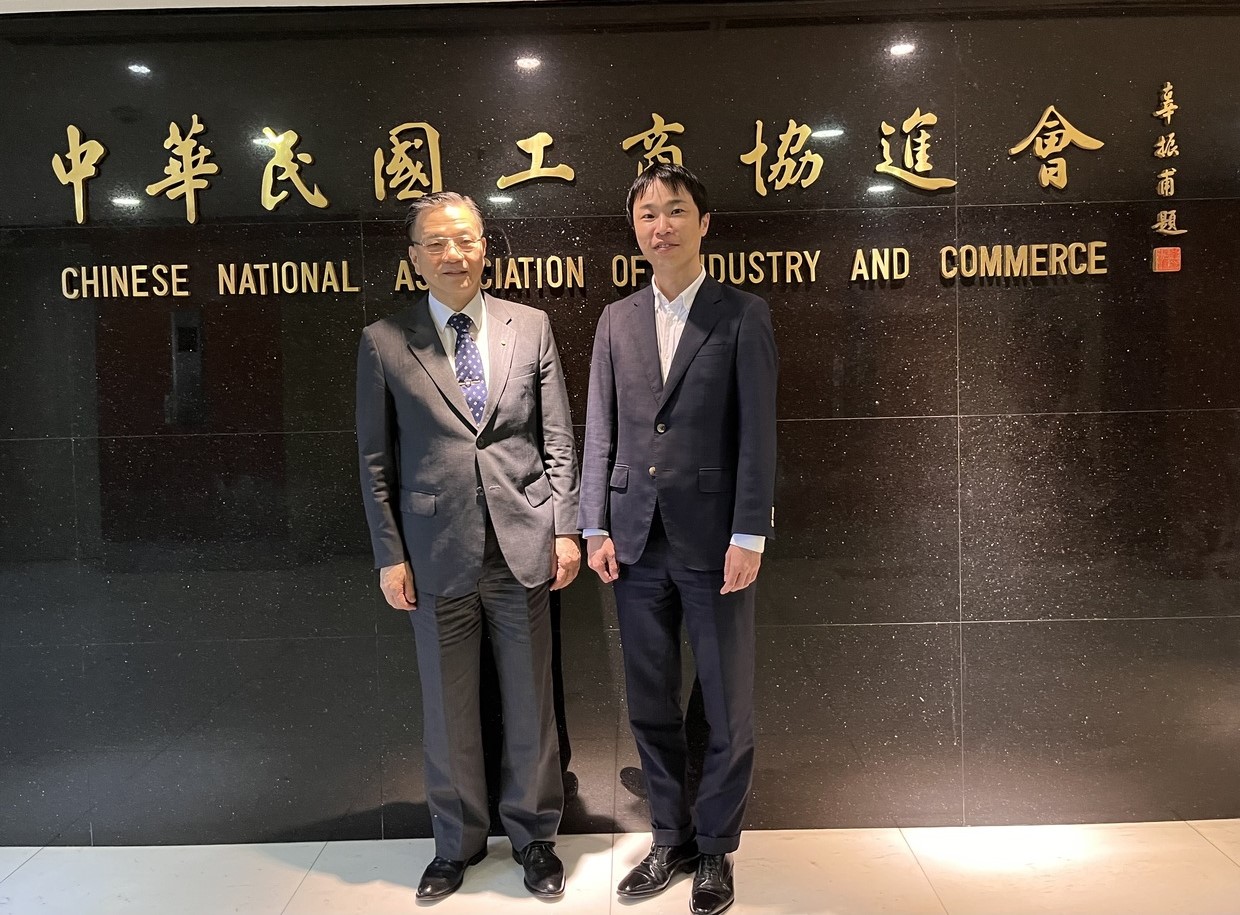 2023年8月16日，福岡銀行台北事務所大山一平所長拜工商協進會，由朱曦秘書長（左）接待。圖/取自工商協進會官網