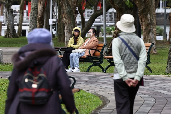 大陸冷氣團籠罩，各地氣溫偏低。圖/取自中央社