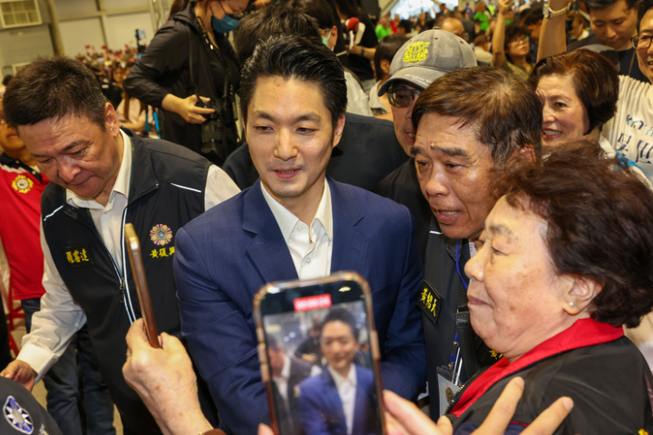 蔣萬安比預定時間晚到活動現場近半小時,鄭麗文已提前離場,兩人最終錯開未同框。圖/中央社