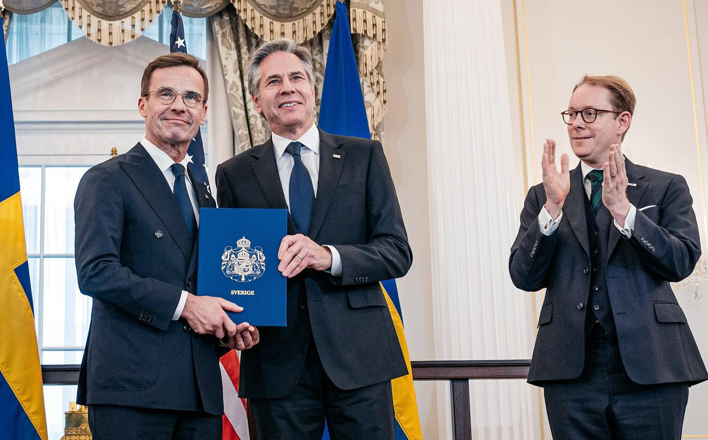 瑞典總理克里斯特森（左）與外交部長比爾史特龍（右）7日將瑞典加入北約最終文件交給美國國務卿布林肯（中），完成入會程序。圖/中央社
