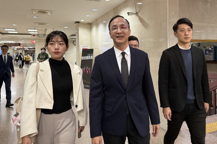 圖為前國民黨主席朱立倫5日赴北檢應訊時，朱家軍全員到齊的畫面。圖/中央社