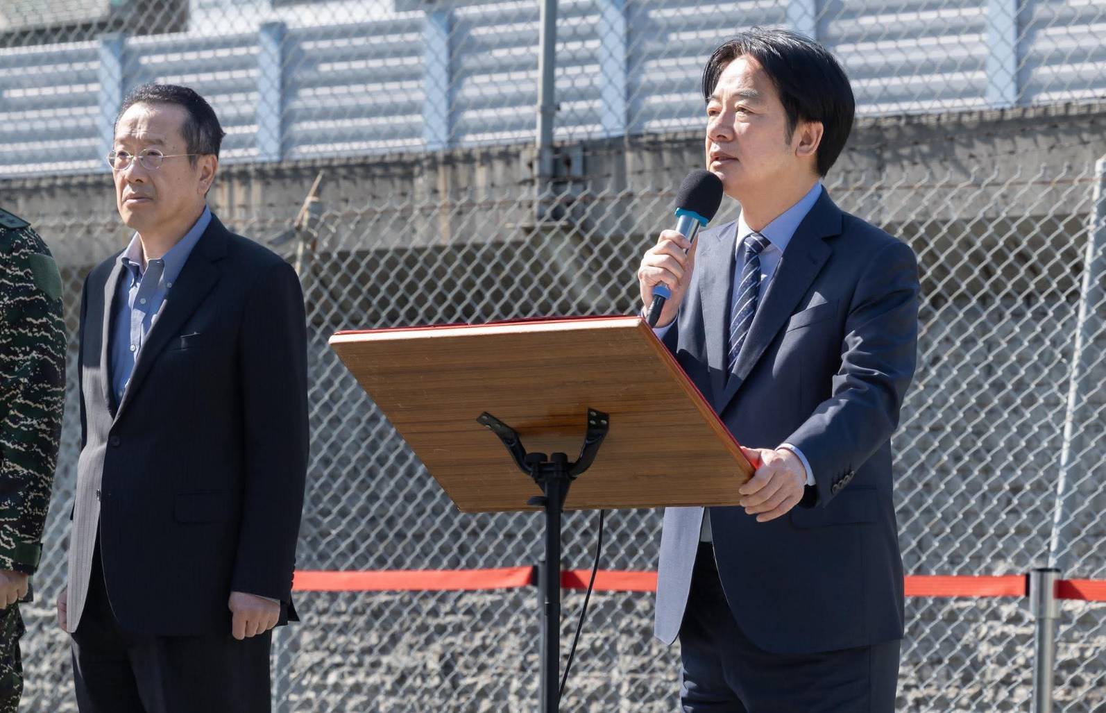 賴總統520接受媒體採訪時丟出兩岸關係的「併購說」。圖為3月21日，賴總統視察空軍松山基地。圖/取自國防部發言人臉書