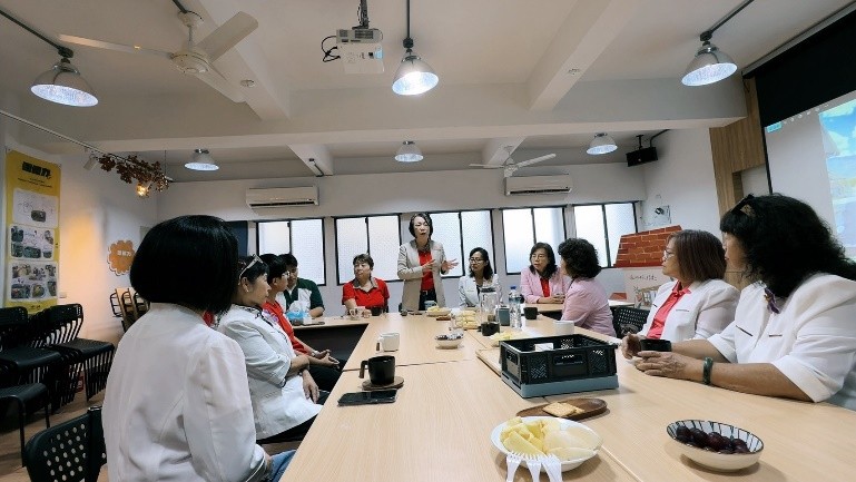 11月5日至6日,國際蘭馨交流協會中華民國總會第28屆總監施秉慧(站立者)率領總會團隊及花蓮縣會前往花蓮光復鄉,拜訪單花蓮縣家扶中心鳳林分會、光復鄉大進國小、光復國中、光復商工,捐贈大進國小學童所需直笛,就災區學生的教育需求進行了解,將運用蘭馨姐妹的善款進行災區學生的教育獎助計劃。圖/國際蘭馨交流協會提供