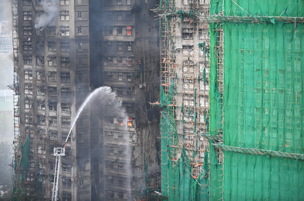 香港大埔的宏福苑居民大廈26日火災,至27日下午已致55人死亡,八幢大樓,其中有七幢是連著燒。圖/取自香港星島日報