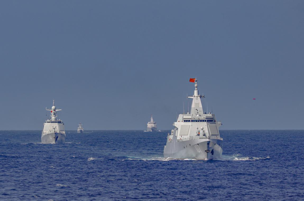圖為055型驅逐艦「遵義艦」編隊,在海上巡航。圖/取自中國軍網
