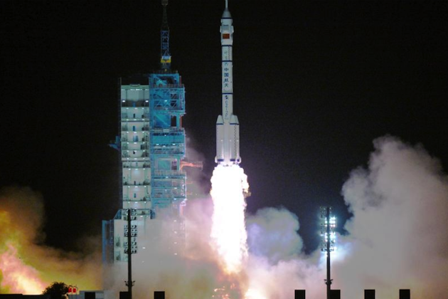 5月24日深夜,搭載神舟23號載人飛船的長征二號F遙23運載火箭在酒泉衛星發射中心點火發射。圖/取自新華網