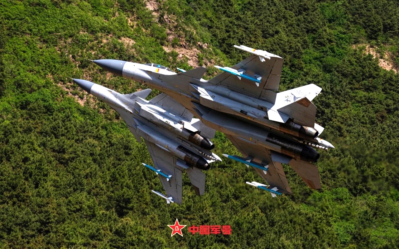   殲15B戰鬥機可清晰看到塗上大陸海軍的塗裝以及的「飛鯊」圖案。圖/取自中國軍號