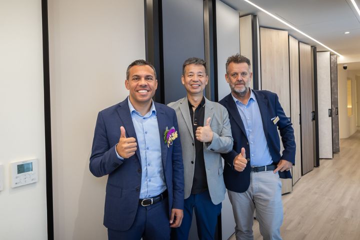 為持續堅定合作,左起SCM 全球銷售副總裁 Gabriele Patti、歐德集團董事長陳國都、SCM亞洲。圖/歐德集團提供