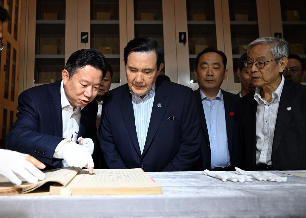 4月6日，前總統馬英九（左二）在西安國家版本館觀看明內府寫本《永樂大典》。圖/取自新華社