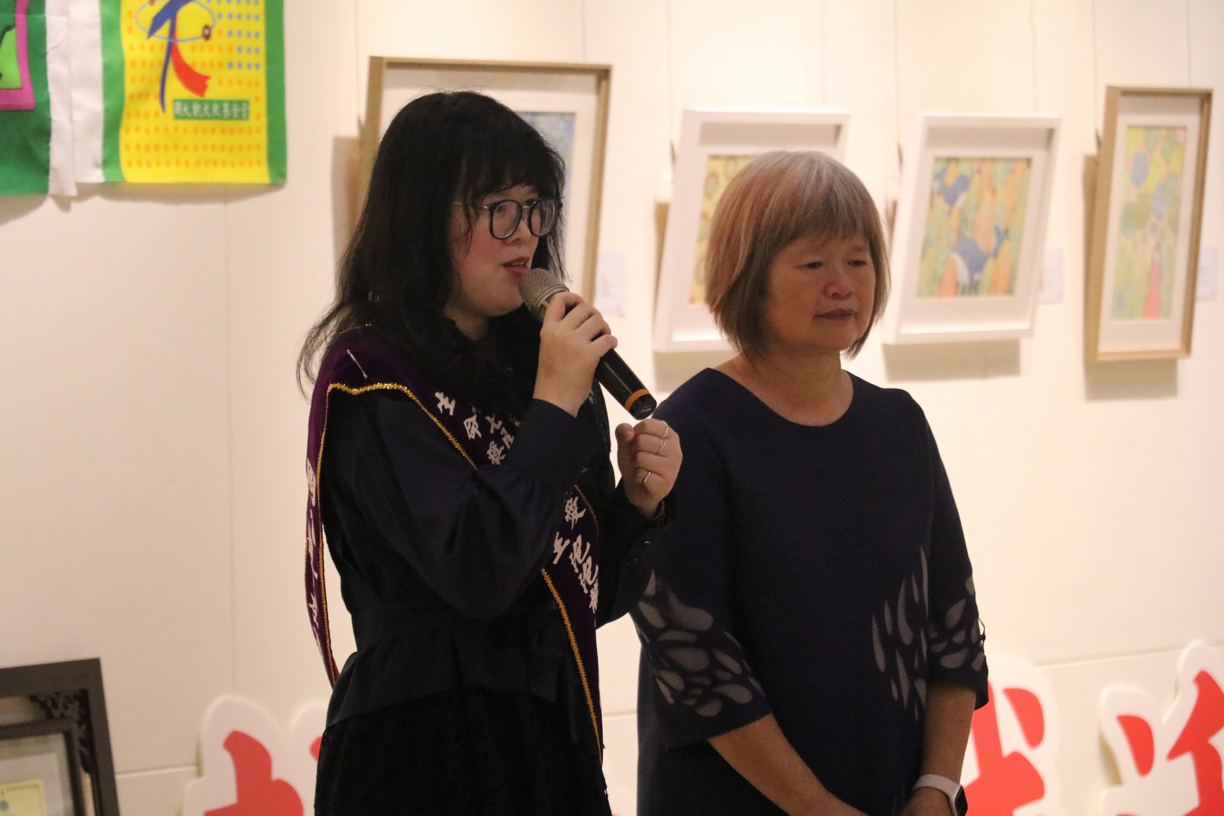 泡泡龍畫家徐若鈞（左）不向罕病低頭．用畫筆彩繪人生，獲頒全球熱愛生命獎章。圖/周大觀文教基金會提供