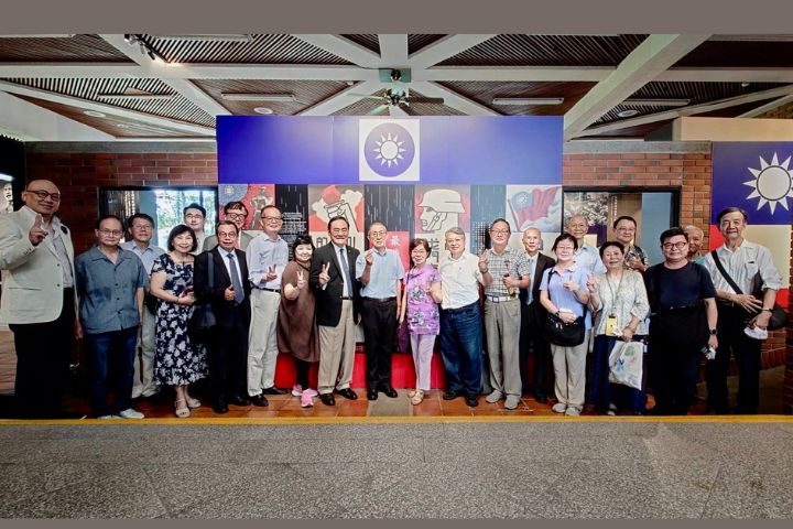 見證大時代的艱辛與榮耀   退休外交官組團參觀抗戰勝利及光復台灣文物特展