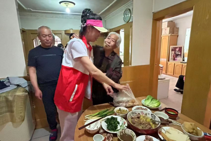親情能明碼標價？時薪1450元「共享兒女」填補長輩孤獨　陸新興陪伴服務走紅　