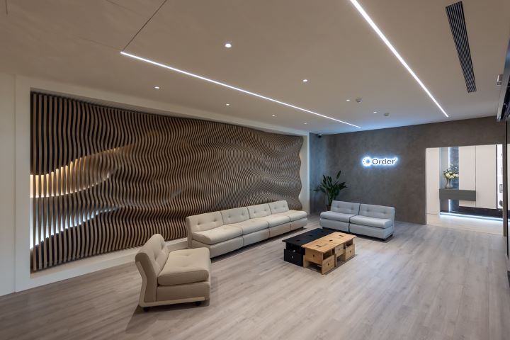 走進「歐德航站形象館」，以 122 片板材打造山巒造型視覺牆，搭配石紋與綠意，讓人一踏入彷彿被大自然溫柔包圍。圖/歐德集團提供