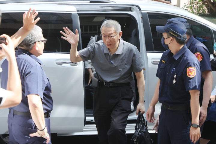交保後首出庭 柯文哲對涉案都委會委員喊：歹勢、辛苦了