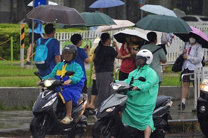 高溫炎熱南高屏大雨特報　午後防局部大雷雨