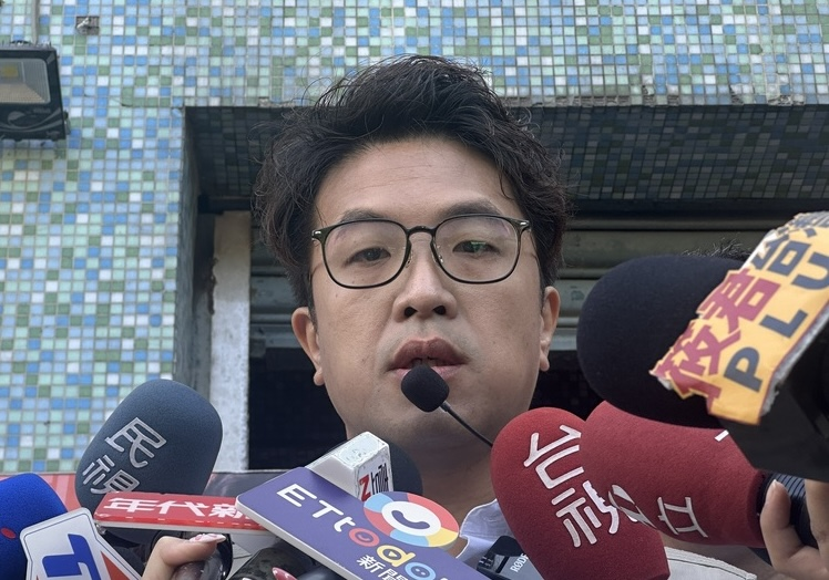 認養阿公當幽默　沈伯洋敢稱「不沾鍋」！