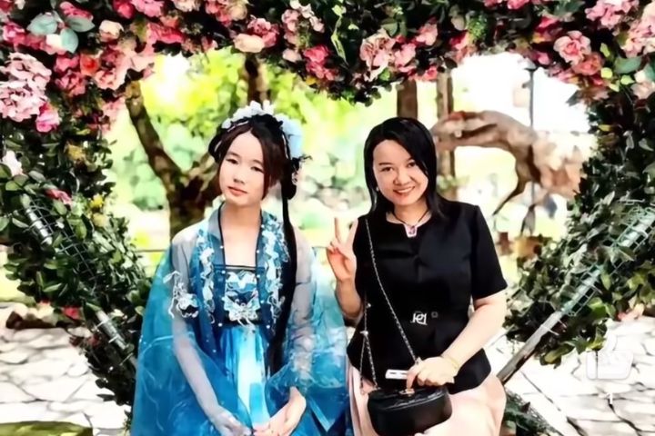 媽媽何欣桐重新讀書的過程，也悄悄影響了女兒。圖/取自影片