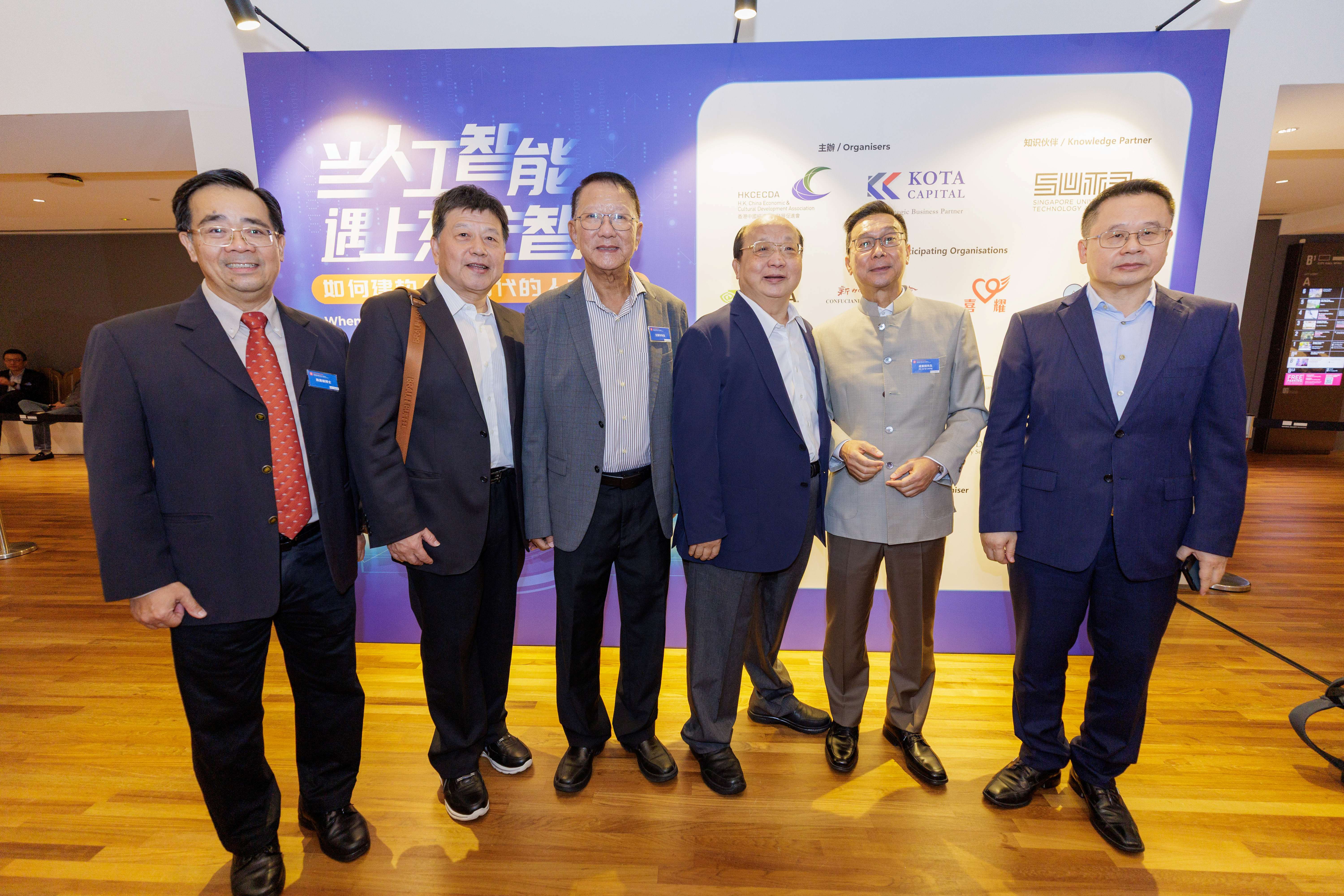 香港、台灣、新加坡三地論壇「當人工智慧遇上東方智慧——如何建構AI 時代的人文價值」18日在新加坡國家美術館登場。右二是香港高柏資本控股集團主席盧業樑，台灣方面有前台中市長胡志強(右三)、梅花媒體集團董事長王綽中(右一)以及ETtoday社長馬詠睿(左二)等參加。圖/梅花新聞網提供