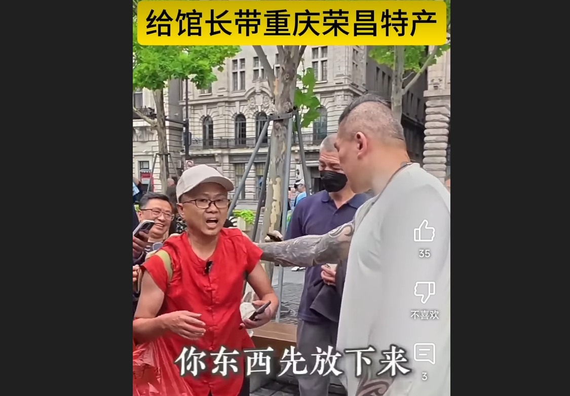 受到重慶榮昌鄉親照顧的台商李東恩特別趕赴上海，向館長陳之漢獻上榮昌特產，替榮昌宣傳。圖/取自李東恩抖音