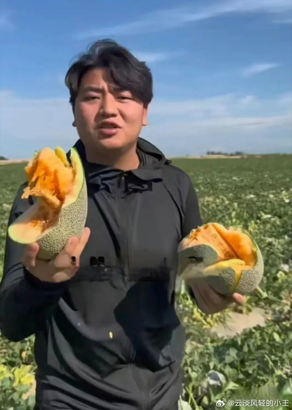 全進華日前在新疆參與公益助農直播,在攝氏40度高溫下,以零抽成方式協助農民銷售,所有直播收益均歸農戶所有。圖/取自雲淡風輕的小王微博