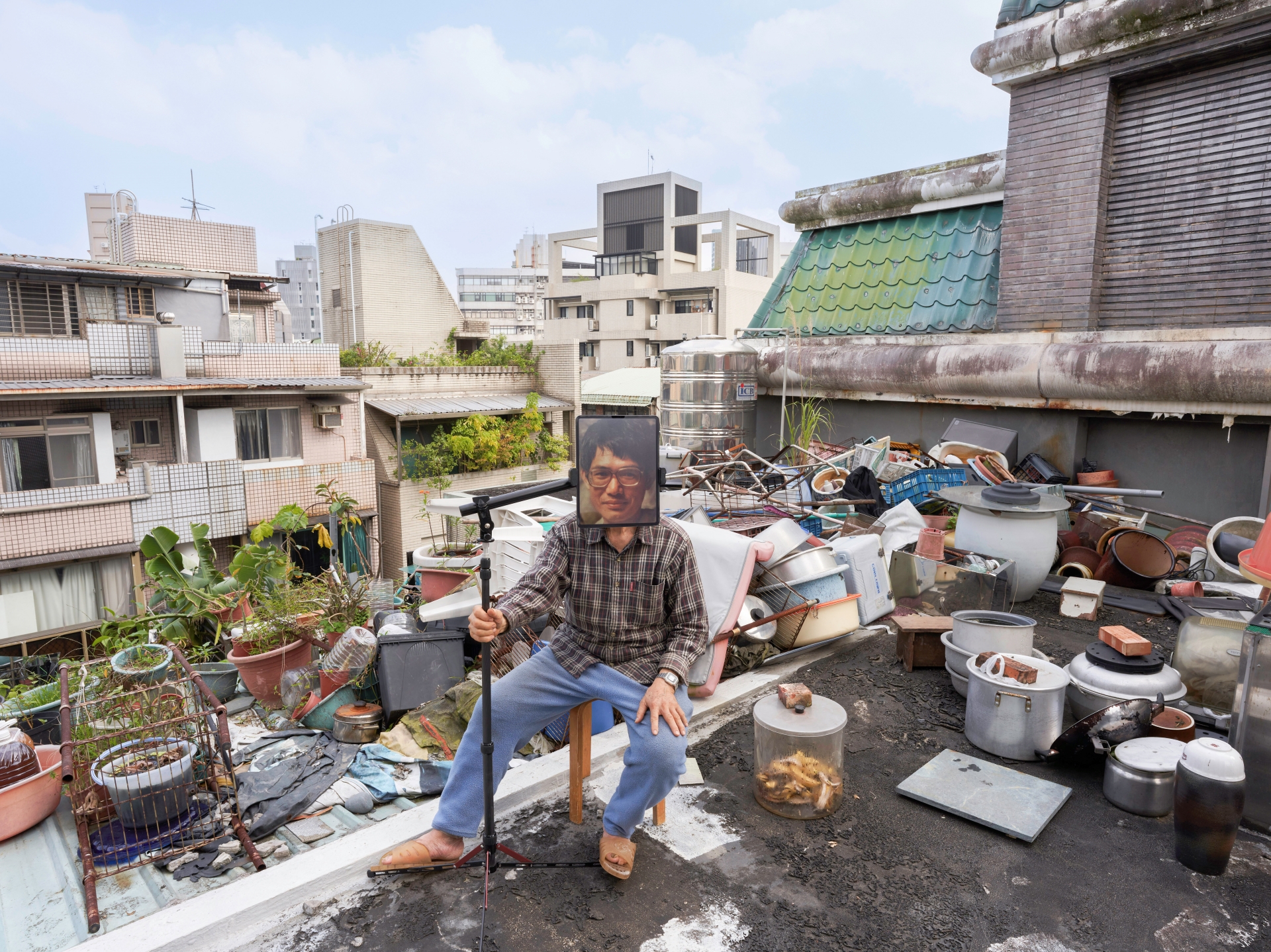 張哲榕《父親的有機收藏：天地為棟宇，屋室為㡓衣，諸君何為入我㡓中？》之〈片羽即光：天台父親、書店父親〉，2023，單頻道錄像，2分4秒。影像截圖/張哲榕提供