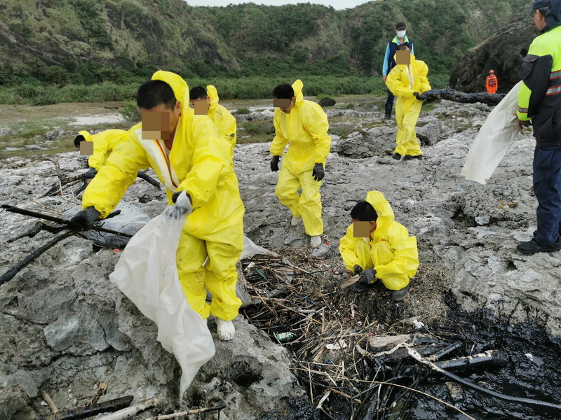 綠島監獄受刑人參與柚子湖清污作業，獲得海洋保育署肯定。圖/中央社