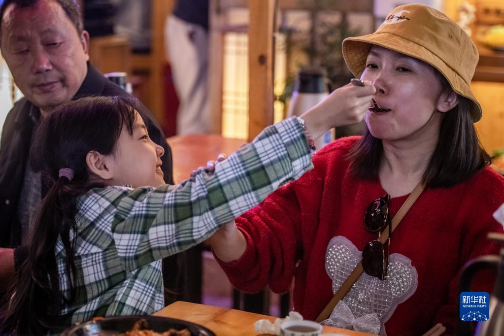 在街巷品嘗美食如果遇到店家強迫要求好評，效果將適得其反。圖/取自新華網